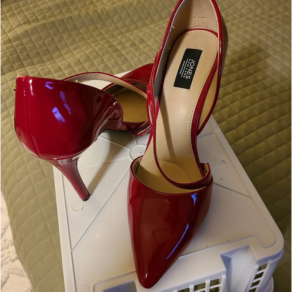 Jones of NY 9m 4" heel.  Red super shiny,  never worn siren red.